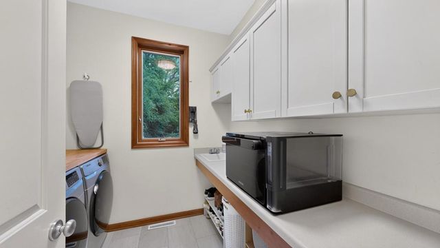 3010 Fox Valley Drive SW, Rochester, MN 55902