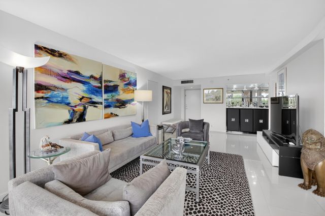 7738 Lakeside Boulevard 334, Boca Raton, FL 33434