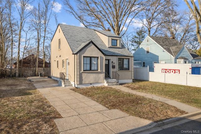 119 E Pennywood Avenue, Roosevelt, NY 11575