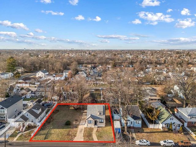 119 E Pennywood Avenue, Roosevelt, NY 11575