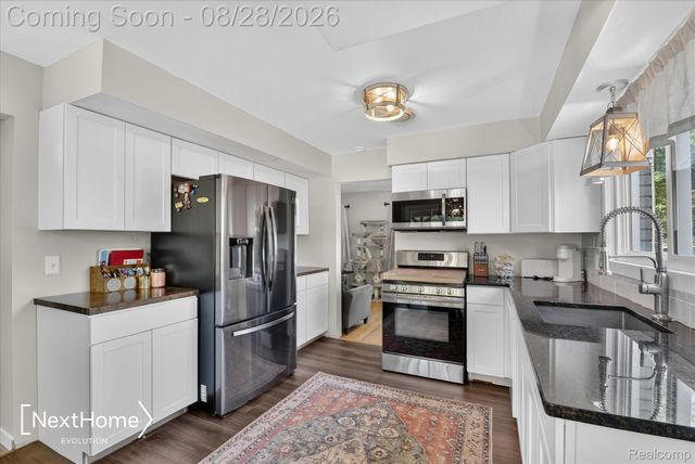 21722 Canterbury Avenue, Grosse Ile Township, MI 48138
