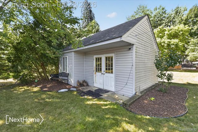 21722 Canterbury Avenue, Grosse Ile Township, MI 48138