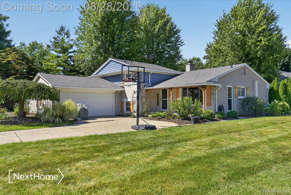 21722 Canterbury Avenue, Grosse Ile Township, MI 48138