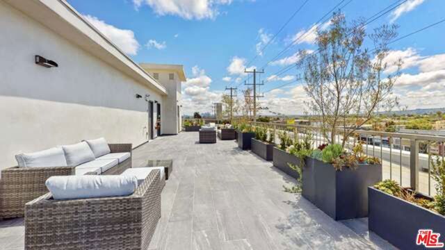 1143 Glenville Drive 302, Los Angeles, CA 90035