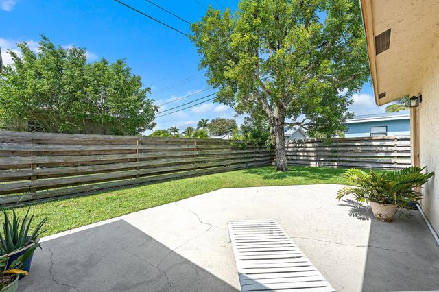 9090 Palladium Place, Lake Worth, FL 33467