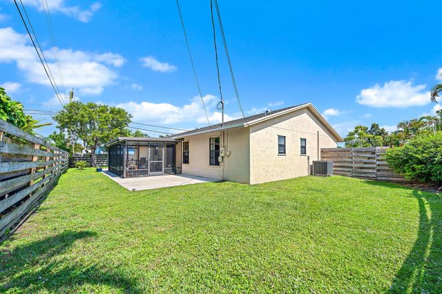 9090 Palladium Place, Lake Worth, FL 33467
