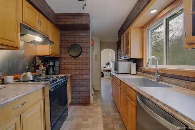 84 Ulster Avenue, Esopus, NY 12487