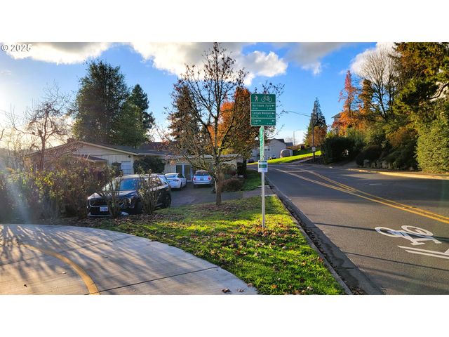 552 W D St, Springfield, OR 97477