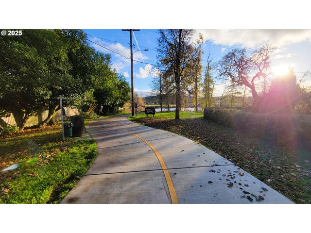 552 W D St, Springfield, OR 97477