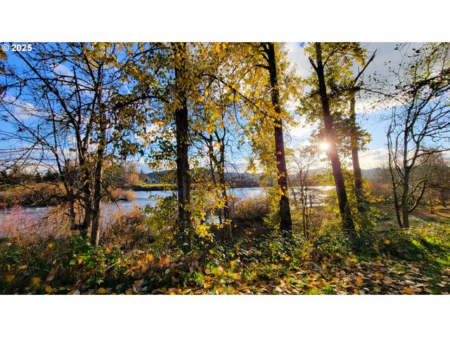 552 W D St, Springfield, OR 97477