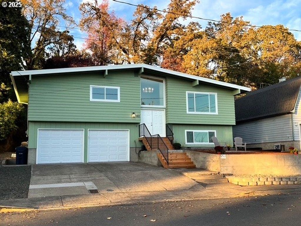 552 W D St, Springfield, OR 97477