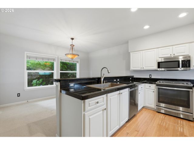 8 Summit Ridge Ct, Lake Oswego, OR 97035