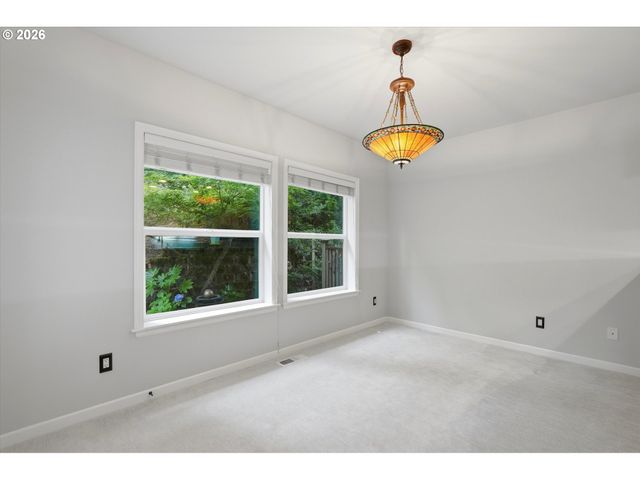 8 Summit Ridge Ct, Lake Oswego, OR 97035