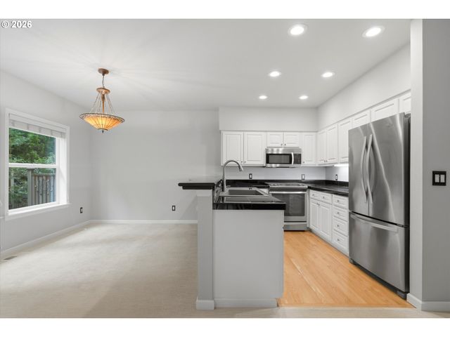 8 Summit Ridge Ct, Lake Oswego, OR 97035