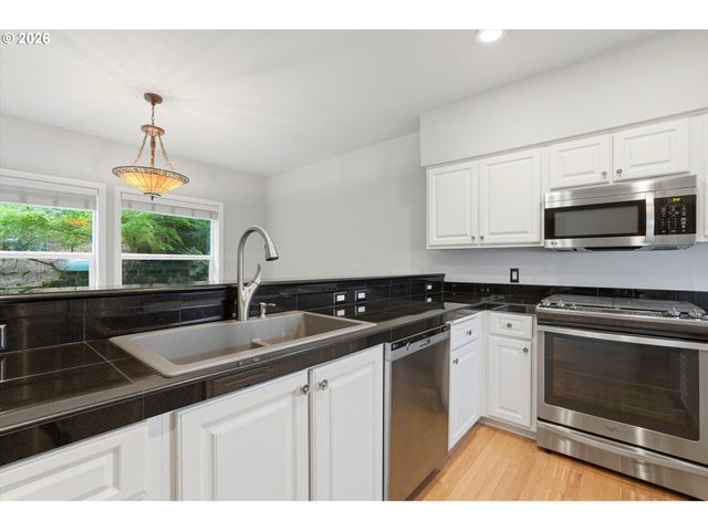 8 Summit Ridge Ct, Lake Oswego, OR 97035