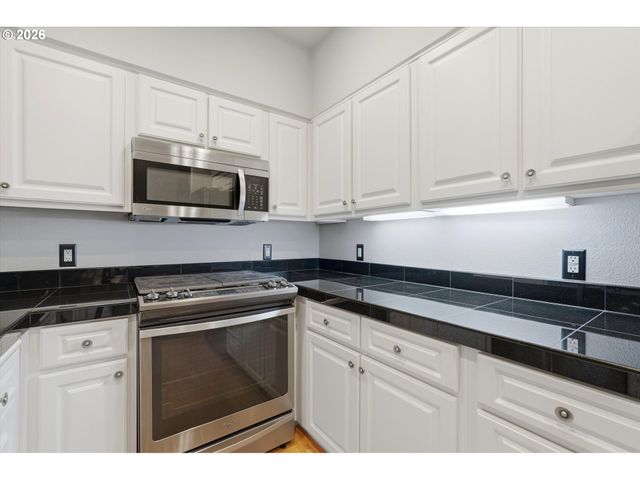 8 Summit Ridge Ct, Lake Oswego, OR 97035