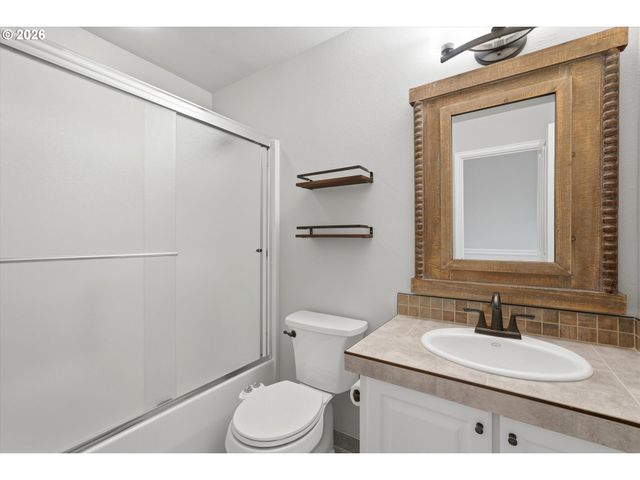 8 Summit Ridge Ct, Lake Oswego, OR 97035