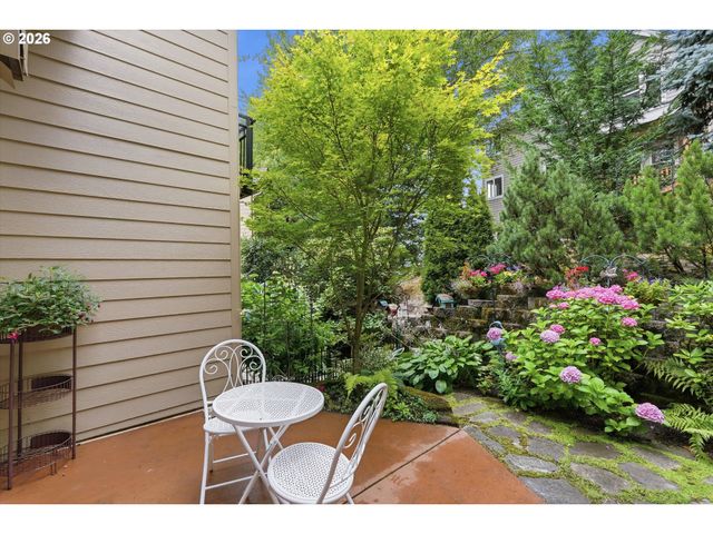 8 Summit Ridge Ct, Lake Oswego, OR 97035