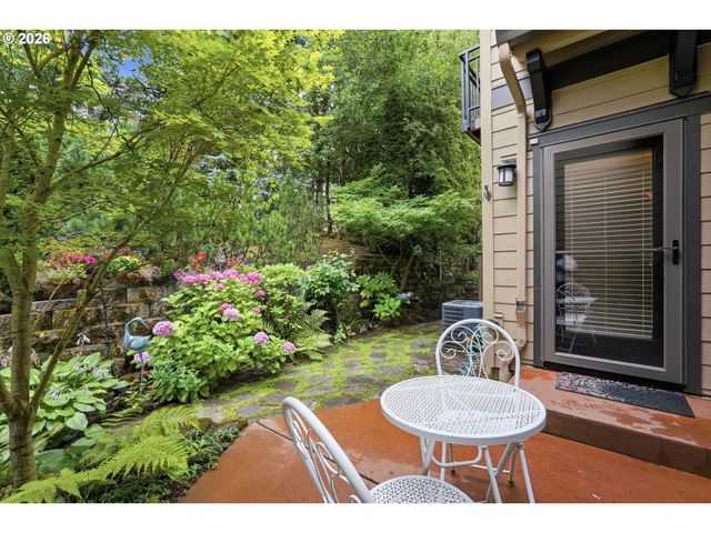 8 Summit Ridge Ct, Lake Oswego, OR 97035