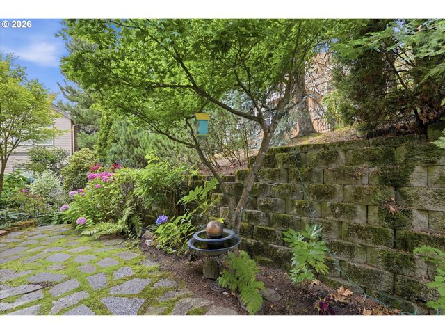 8 Summit Ridge Ct, Lake Oswego, OR 97035