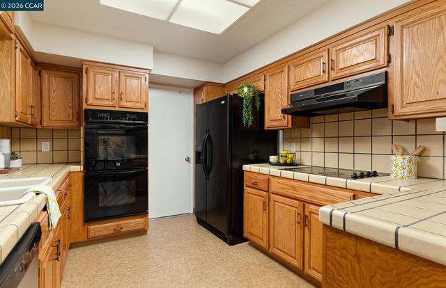 8197 Coach Dr, Oakland, CA 94605