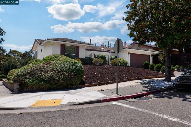 8197 Coach Dr, Oakland, CA 94605