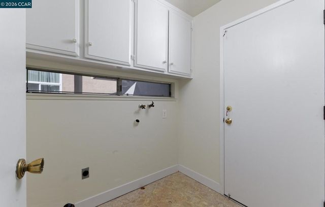 8197 Coach Dr, Oakland, CA 94605