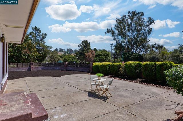 8197 Coach Dr, Oakland, CA 94605
