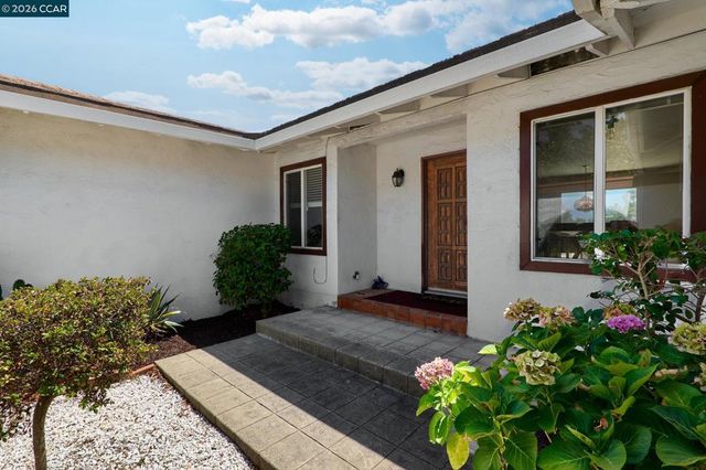 8197 Coach Dr, Oakland, CA 94605