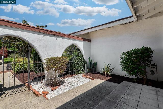 8197 Coach Dr, Oakland, CA 94605