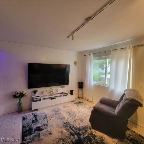 5977 Glenway Drive B, Brook Park, OH 44142