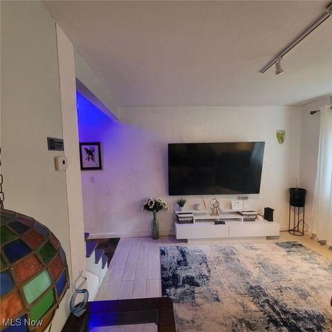 5977 Glenway Drive B, Brook Park, OH 44142