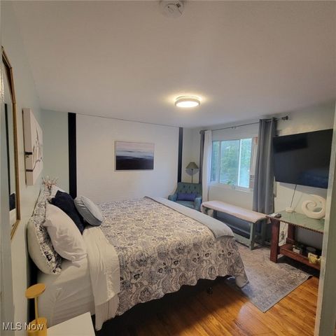 5977 Glenway Drive B, Brook Park, OH 44142