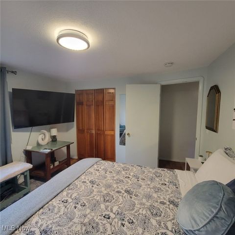 5977 Glenway Drive B, Brook Park, OH 44142