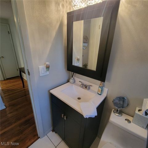 5977 Glenway Drive B, Brook Park, OH 44142