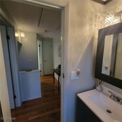 5977 Glenway Drive B, Brook Park, OH 44142