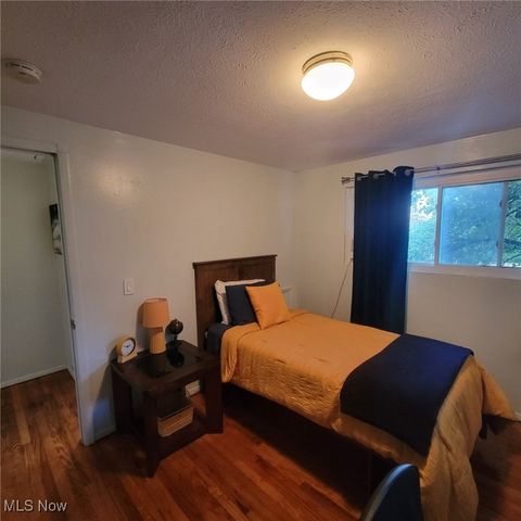 5977 Glenway Drive B, Brook Park, OH 44142