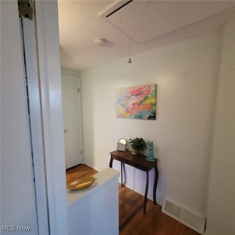 5977 Glenway Drive B, Brook Park, OH 44142