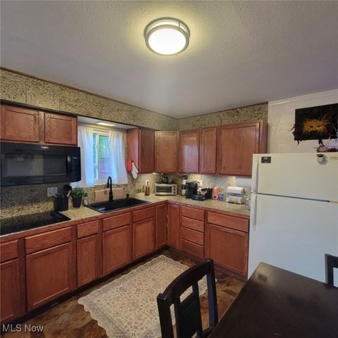 5977 Glenway Drive B, Brook Park, OH 44142