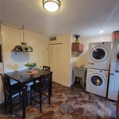 5977 Glenway Drive B, Brook Park, OH 44142