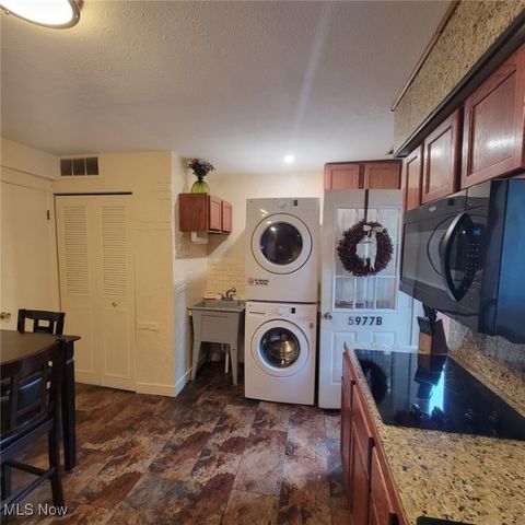 5977 Glenway Drive B, Brook Park, OH 44142