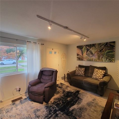 5977 Glenway Drive B, Brook Park, OH 44142