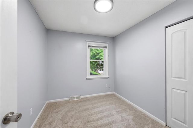 916 NW Berkshire Drive, Blue Springs, MO 64015