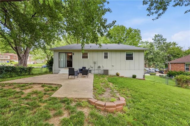 916 NW Berkshire Drive, Blue Springs, MO 64015