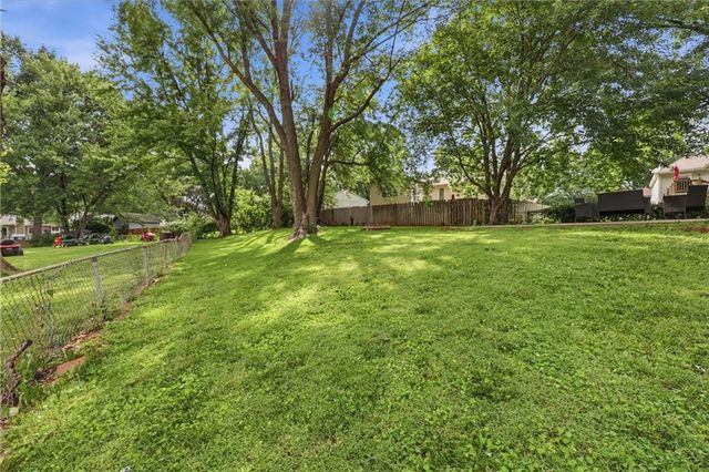 916 NW Berkshire Drive, Blue Springs, MO 64015