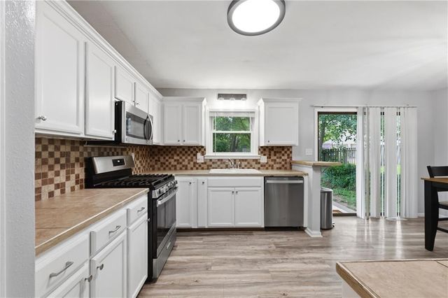 916 NW Berkshire Drive, Blue Springs, MO 64015