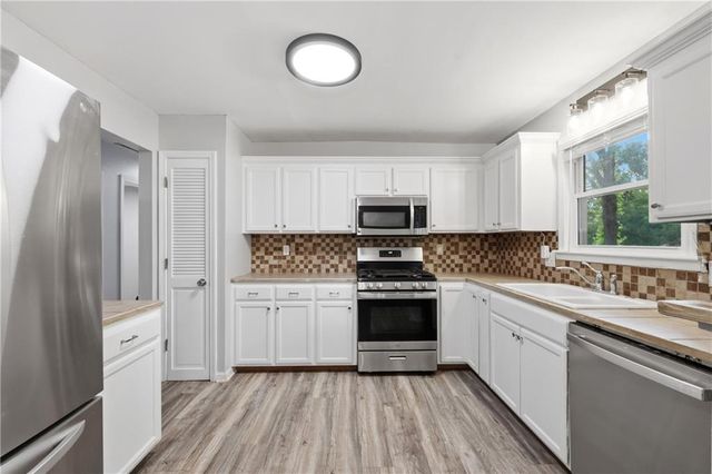 916 NW Berkshire Drive, Blue Springs, MO 64015