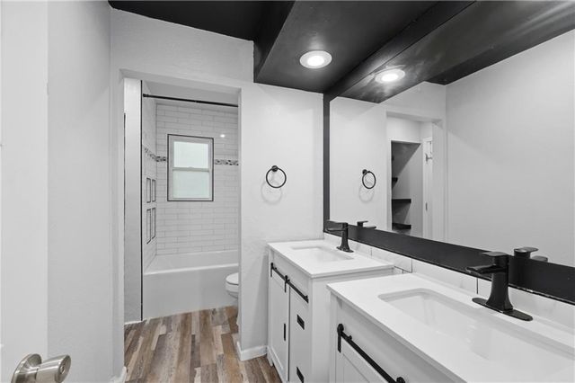 916 NW Berkshire Drive, Blue Springs, MO 64015