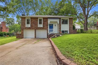 916 NW Berkshire Drive, Blue Springs, MO 64015