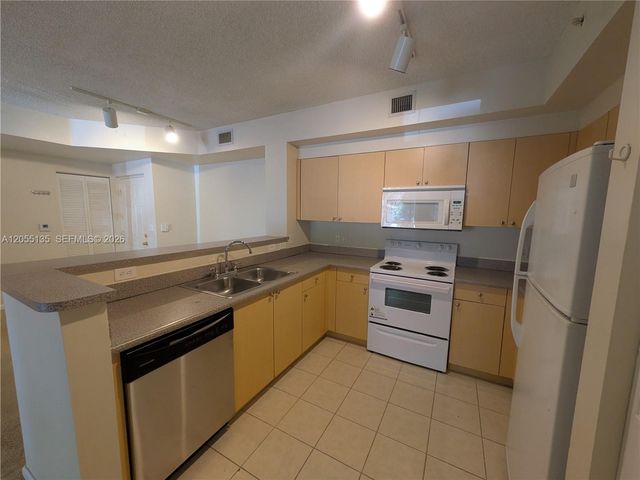 8060 N Nob Hill Road 101, Tamarac, FL 33321